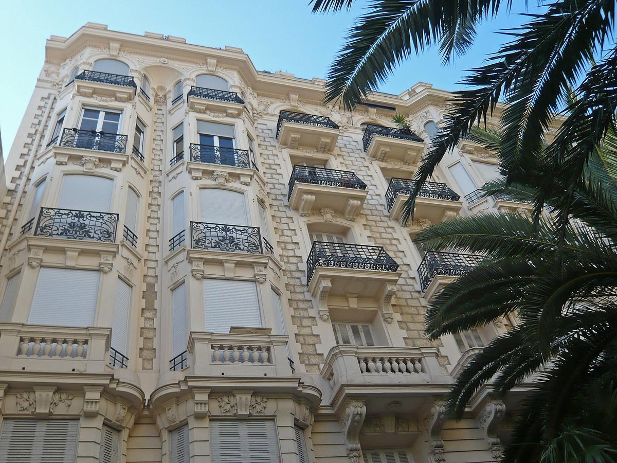 Gloria Mansion *